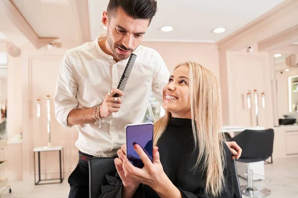 Lady zeigt dem Friseur ihre Vorlieben — Stockfoto