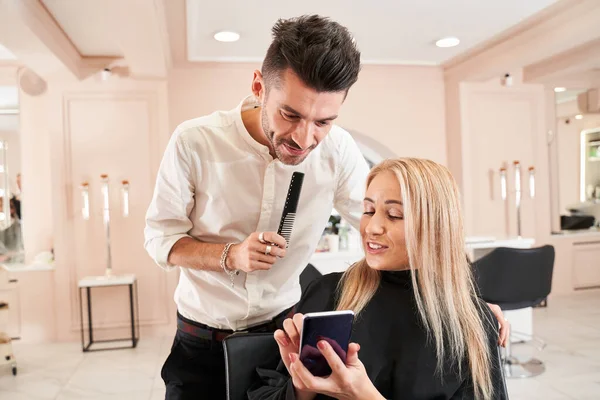 Femme montrant échantillon de coiffure qu'elle veut réaliser — Photo