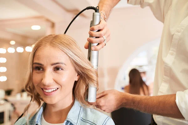 Vrouw genieten van de schoonheid procedures — Stockfoto