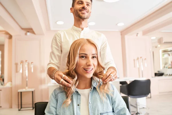 Cabeleireiro styling o cabelo de um cliente — Fotografia de Stock