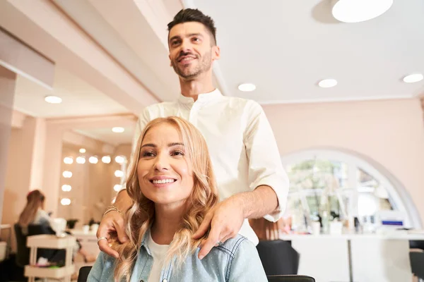 Hairdresser working on styling a womans hair — Stock Photo, Image