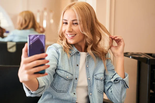 Vrouw het nemen van een selfie met nieuwe kapsel — Stockfoto