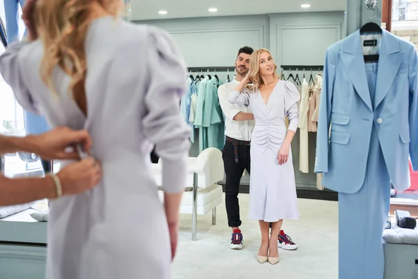 Aynaya bakan kadın.