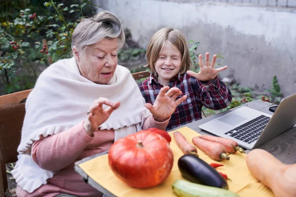Kind und Großmutter bereiten sich auf Halloween vor — Stockfoto