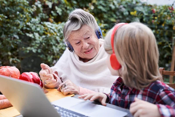 Mormor och hennes barnbarn diskuterar nåt. — Stockfoto