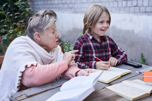 Grand-mère réprimande son petit-fils blond — Photo