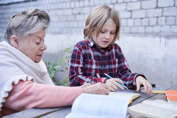 Niño pidiendo a su abuela por ayudar —  Fotos de Stock