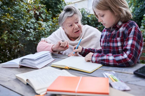 Abuela ayudando a nieto con la tarea —  Fotos de Stock