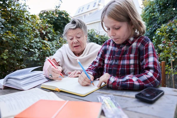 Garçon préparer ses devoirs — Photo