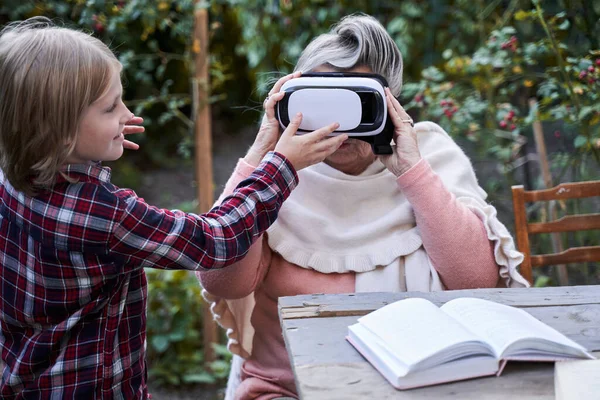 Abuelita usando auriculares de realidad virtual — Foto de Stock