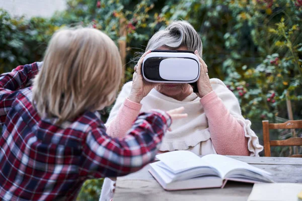 Abuela con dispositivo de tecnología VR — Foto de Stock