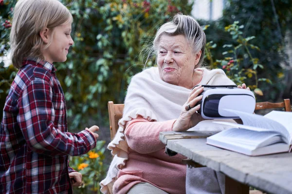 Frau hält VR-Gerät in der Hand — Stockfoto