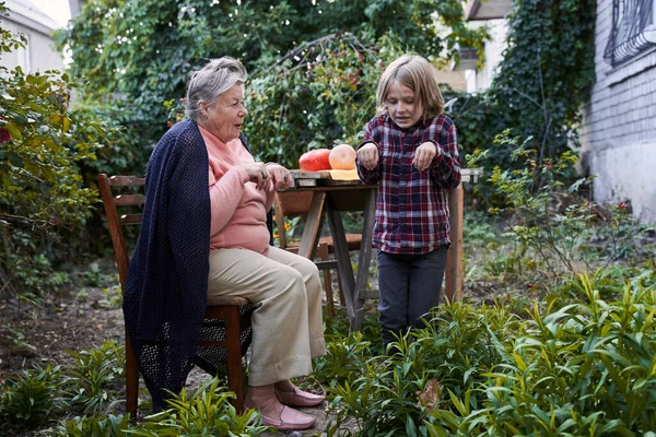 Mamie et gamin imaginent que ce sont des chauves-souris — Photo