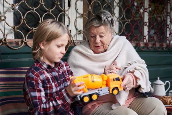 Señora y su nieto charlando sobre el coche —  Fotos de Stock