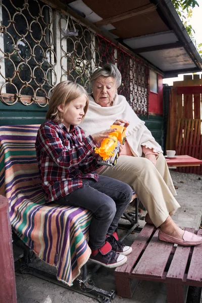 Abuela y niño sentado uno al lado del otro —  Fotos de Stock