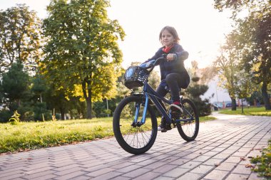 Bisiklette oturan çocuk.