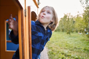 Çocuk gerçek duygular yaşıyor.