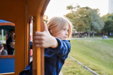 Çocuk hafta sonu eğleniyor.