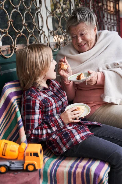 Abuela alimentando a su nieto —  Fotos de Stock