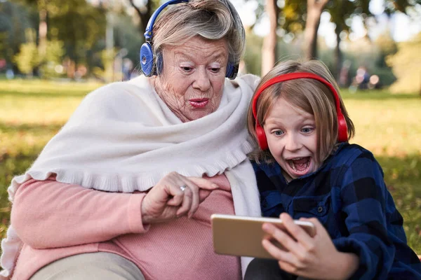 Femme regardant la vidéo avec son petit-fils — Photo