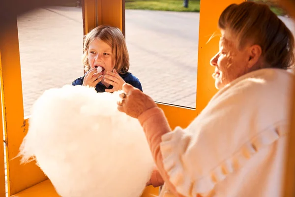 Femeia se bucură de un weekend cu nepotul ei — Fotografie, imagine de stoc