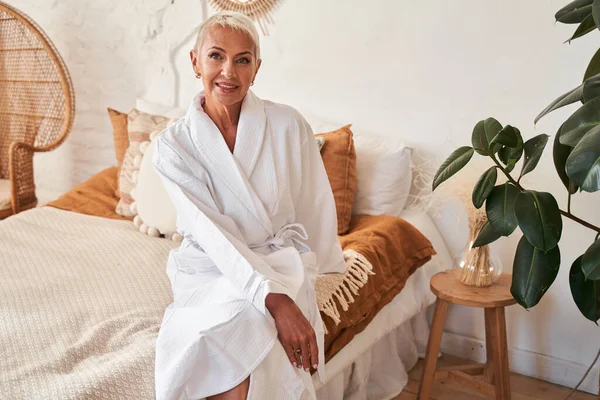 Mulher sentada na cama — Fotografia de Stock