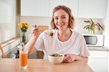 Taze salata yiyen kadın.