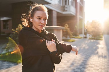 Egzersiz sonrası gerinen kadın