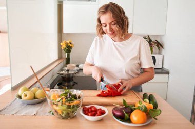 Kız gelecekteki salata için sebze hazırlıyor.
