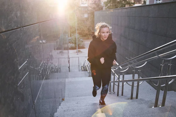 Γυναίκα τρέχει στις σκάλες το πρωί — Φωτογραφία Αρχείου