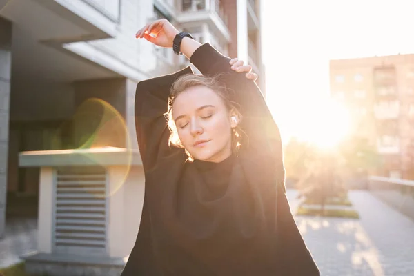 Kvinna stretching innan morgonen kör — Stockfoto