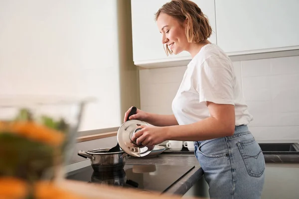 Mujer revolviendo sopa — Foto de Stock