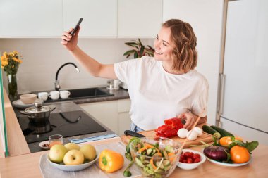Kadın kamerayla eğleniyor.