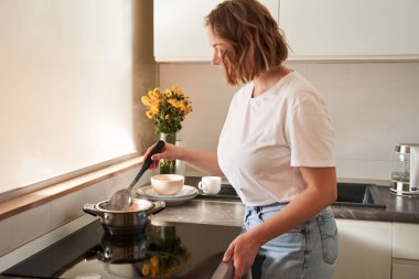 Elinde kepçe kaşığı tutan kadın