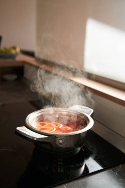 Aromatik çorbalı alüminyum tencere.