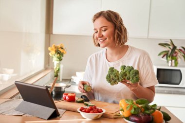 Tabletteki mutfak vlog 'una bakan kadın