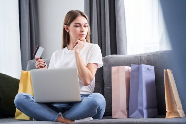 İnternetten alırken dizüstü bilgisayar kullanan kız