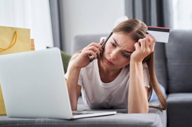 Telefon eden bir kız.