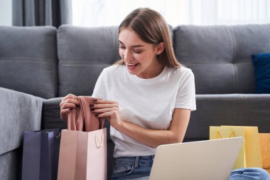 Pahalı eşofman üstünü çıkaran kadın.