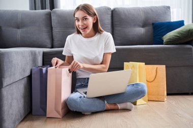 Satın aldıklarını boşaltan kadın.