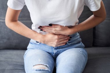 Karın ağrısı çeken bir kadın.