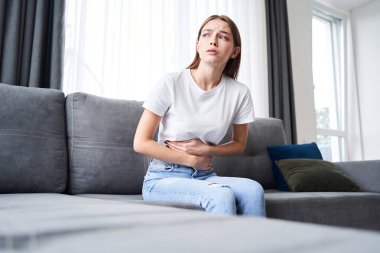 Adet sancısı çeken kadın.