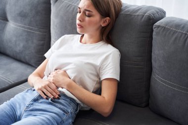 Karın ağrısı çeken bir kadın.