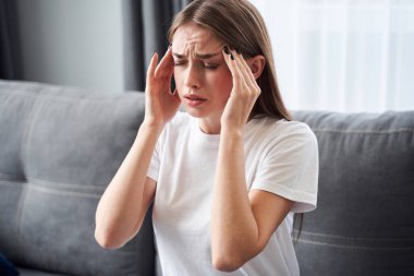 Başı ağrıyan bir kız