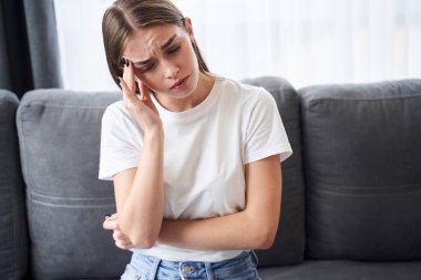 Kız baş ağrısı çekiyor.