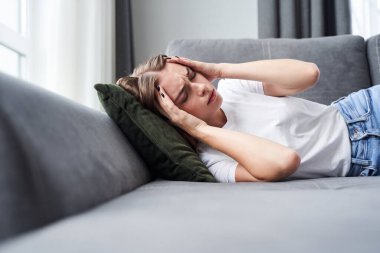 Kız baş ağrısı ya da uykusuzluk hissediyor