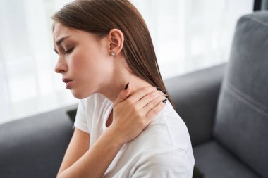 Kadın masaj yapıyor, boynu ağrıyor.