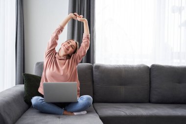 Kadın rahatlamak için vücudunu esnetiyor