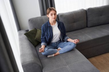 Lotus pozunda oturan kadın