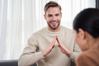 Sembolleri elleriyle gösteren bir adam